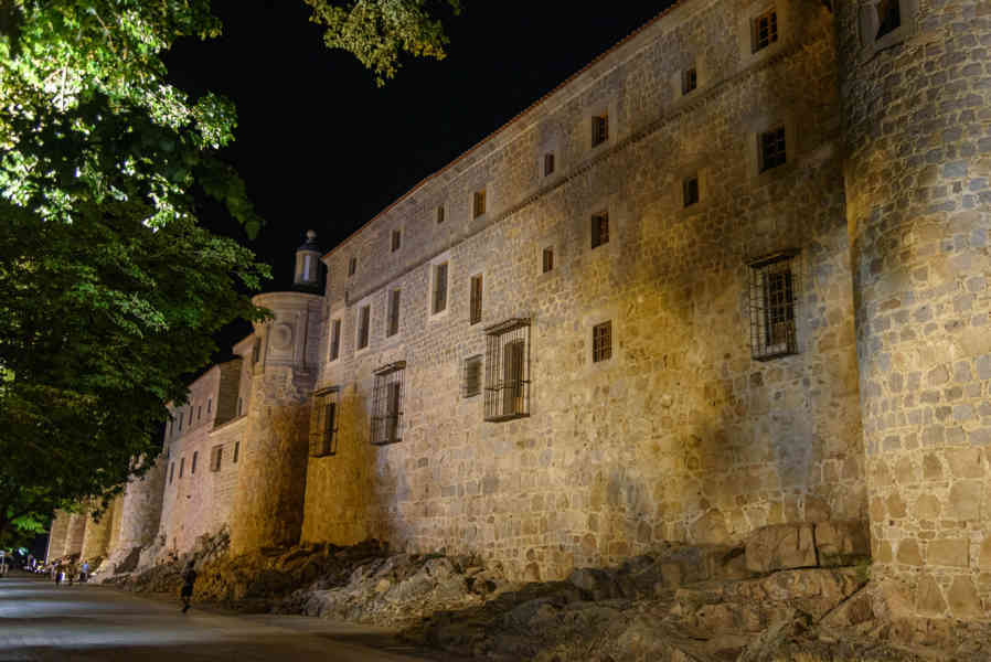 Ávila 036 - muralla - Obispado de Ávila.jpg